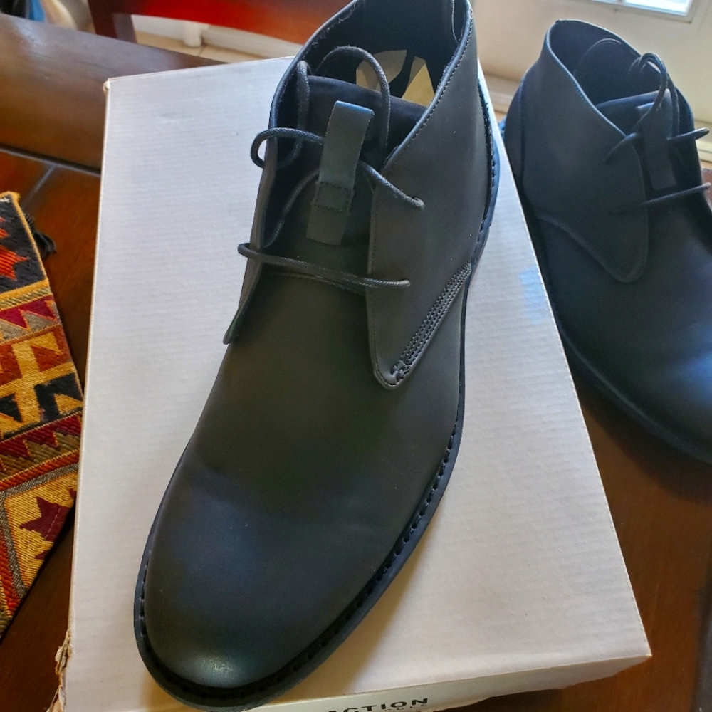 Size 9 1/2 Black Leather gently used Kenneth Cole boots